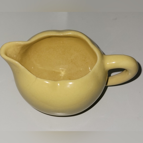 Vintage Light Yellow Creamer with Handle - Picture 4 of 5